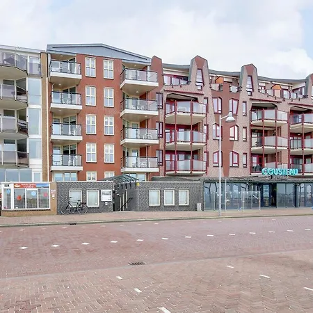 De Trintel Op 1e Verdieping Met Ruim Terras En Zeezicht