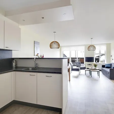 De Trintel Op 1e Verdieping Met Ruim Terras En Zeezicht