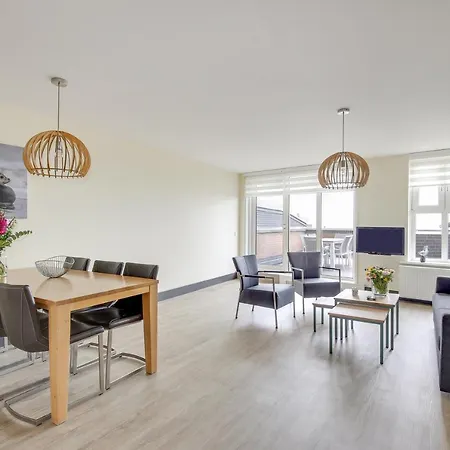 De Trintel Op 1e Verdieping Met Ruim Terras En Zeezicht