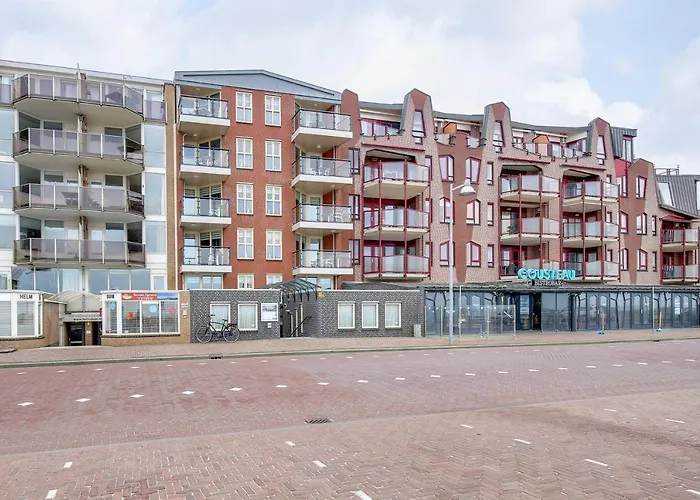 De Trintel Op 1e Verdieping Met Ruim Terras En Zeezicht