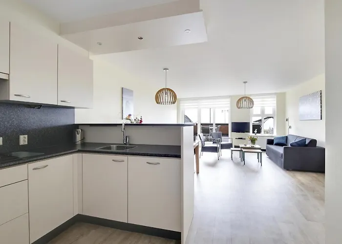 De Trintel Op 1e Verdieping Met Ruim Terras En Zeezicht