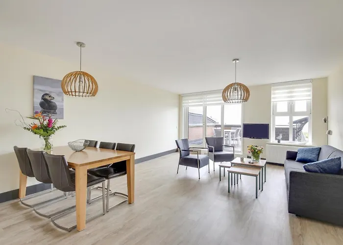 De Trintel Op 1e Verdieping Met Ruim Terras En Zeezicht